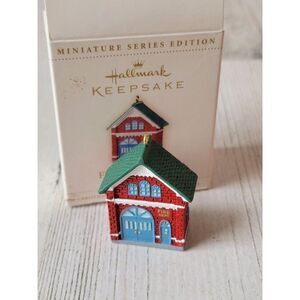 Hallmark Firehouse no. 2006 fire brigade mini ornament Xmas
